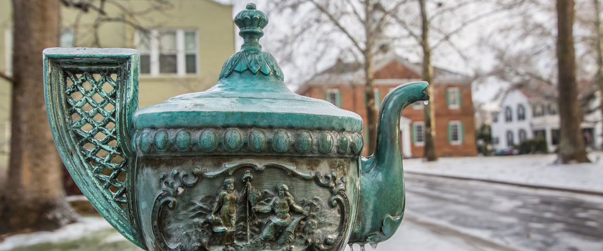 Statue of a teapot in the winter