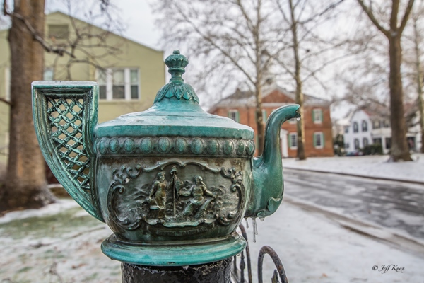 Statue of a teapot in the winter